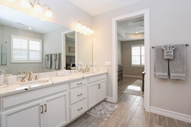 Building Photo - **Brand New, Bright & Beautiful Bonita Spr...