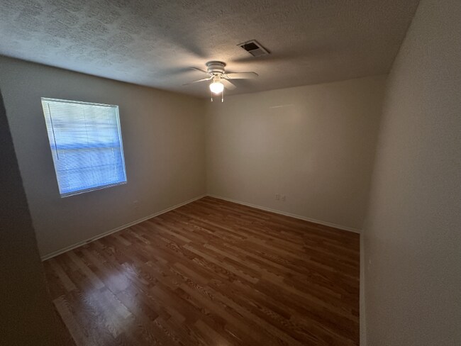 Building Photo - 106 E Woodcrest Dr