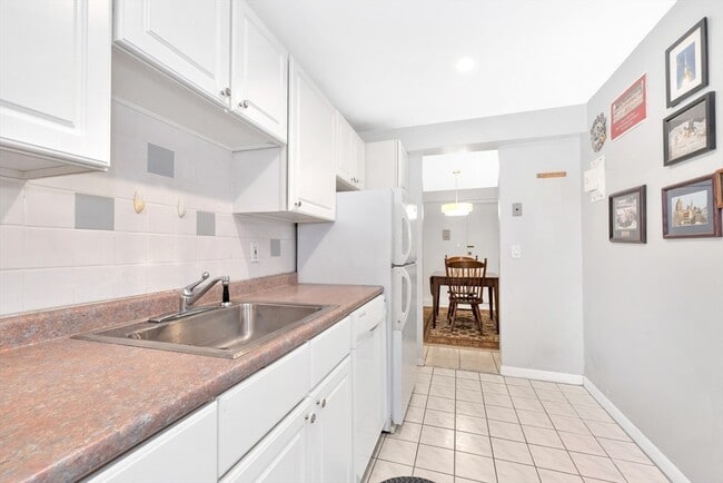 Building Photo - 7 Colonial Village Dr