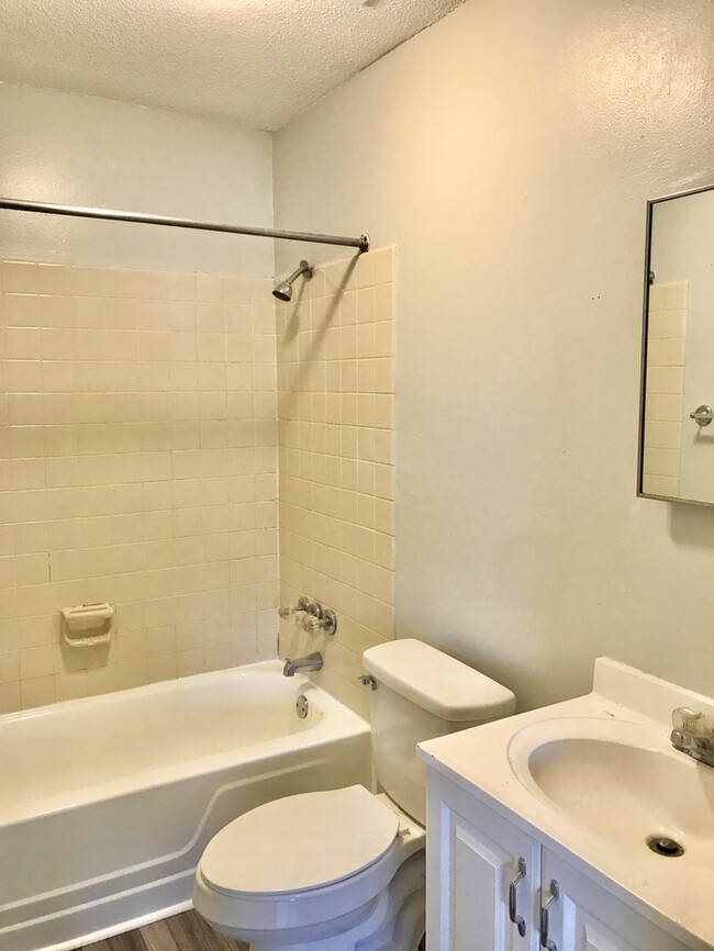 Building Photo - Newly Remodeled Duplex 2Bed/1Bath Off HWY 58!