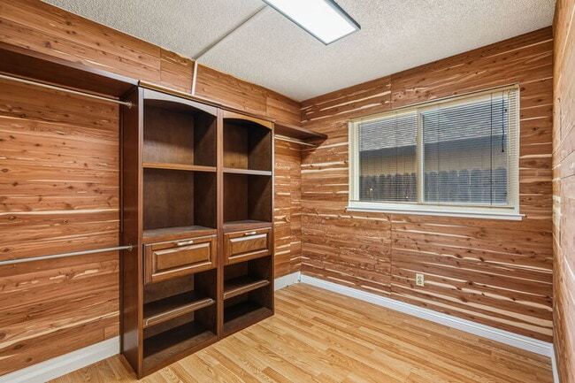 Building Photo - 10028 Biscanewoods Way