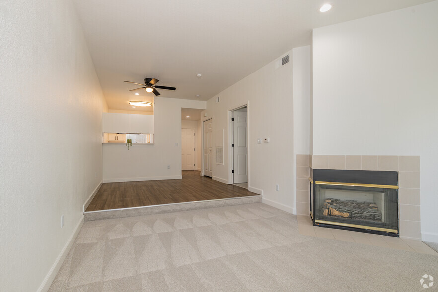 1BR, 1BA - 761SF - Living Room / Dining Room - GRANITE CREEK