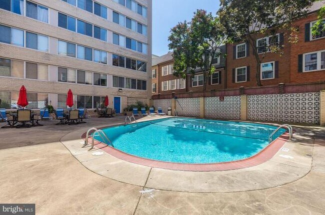 Building Photo - 922 24th St NW