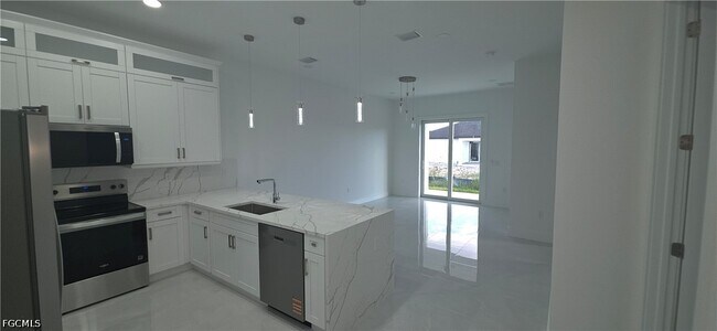 Building Photo - 322-324 Poplar St