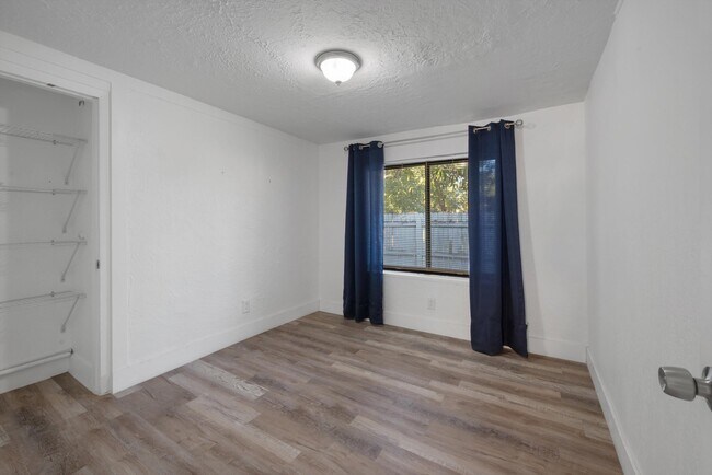 Building Photo - 836 SW 13th Ct