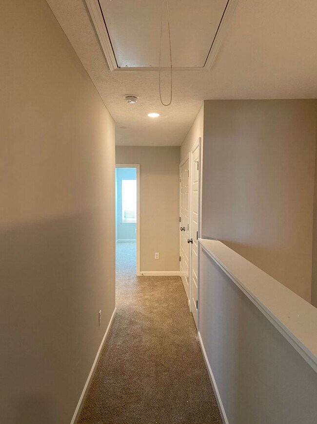 Building Photo - Like New Luxury Townhome! 3 BR, 2.5 BA, 1 Car Garage, Pool, Dog Park, and More!