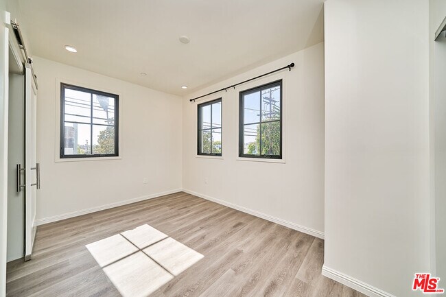 Building Photo - 951 S Wilton Pl