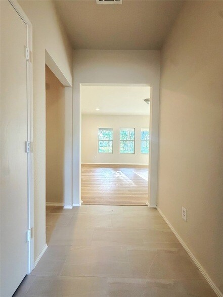 Building Photo - 715 Hallvale Dr