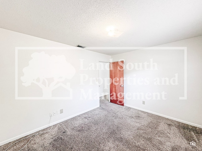 Building Photo - 324 Ariana St