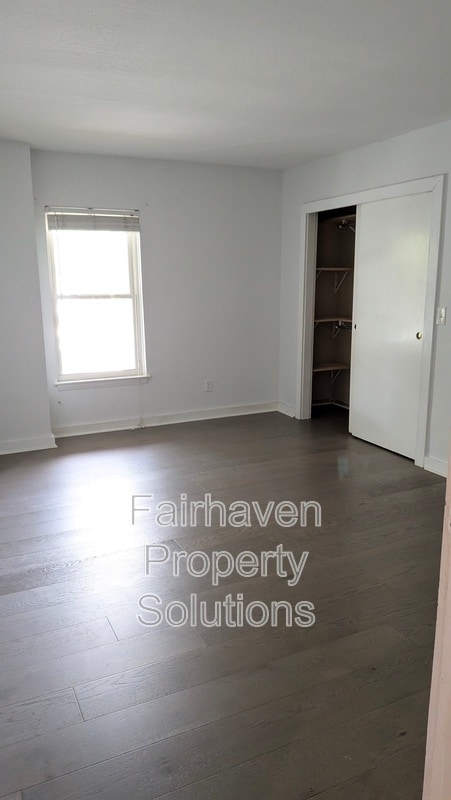 Building Photo - 566 River St