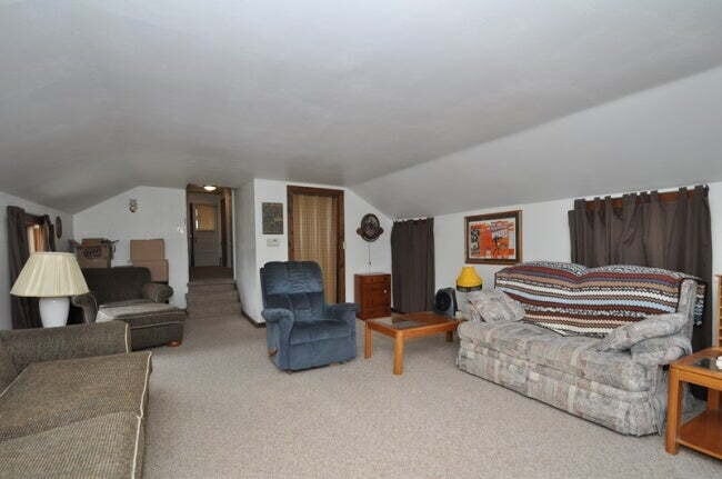 Building Photo - 1 Bed 1 Bath Upper Unit