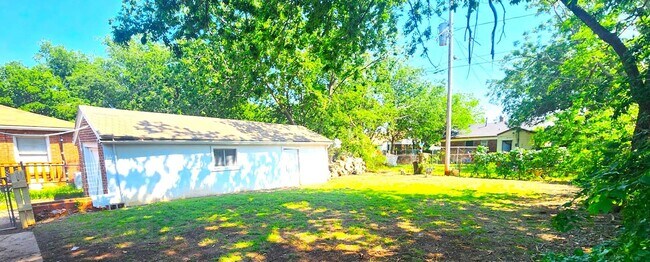 Building Photo - 2 Bed 1 Bath 1 Car  Detached Garage in Chesser Addn Midwest City
