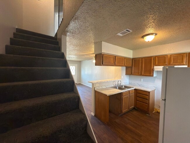 Building Photo - 2 story with fenced yard