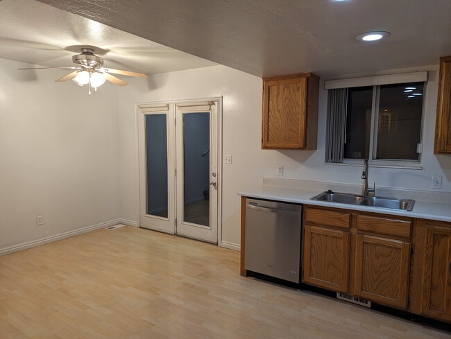 Kitchen - 752 E 500 N