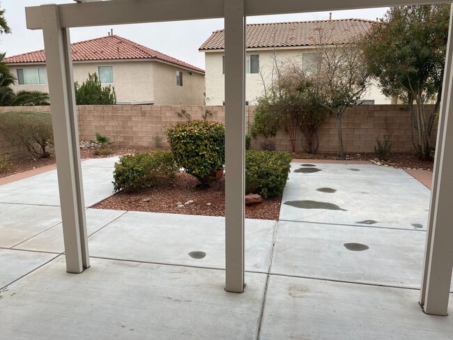 Building Photo - Gorgeous home close to Lake Sahara!