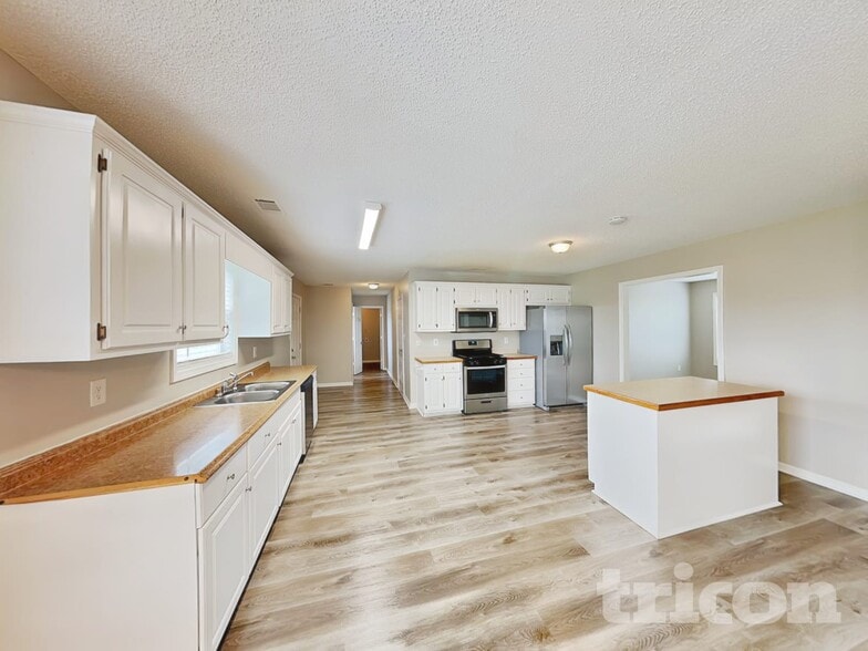 Building Photo - 1055 Maria Dr