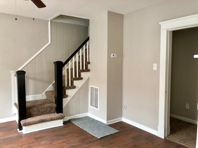 Building Photo - Completely renovated spacious single famil...