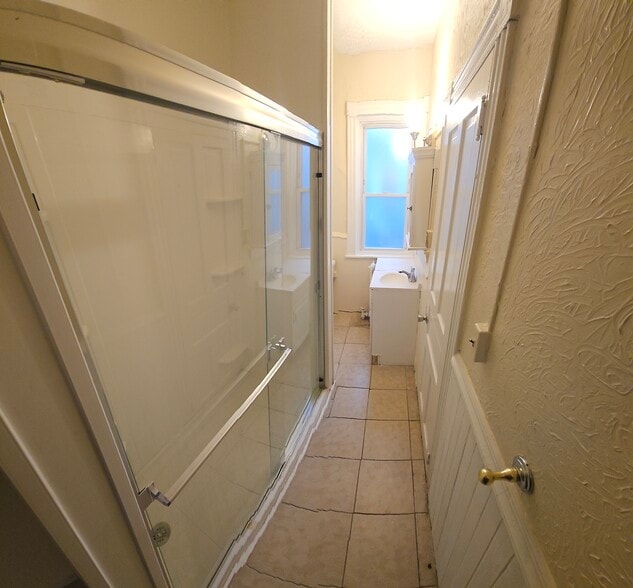 Building Photo - 132 W Douglass St