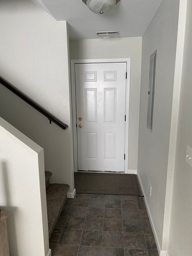 Building Photo - 3bed 2.5 bath Twinhome SORRY NO PETS!!