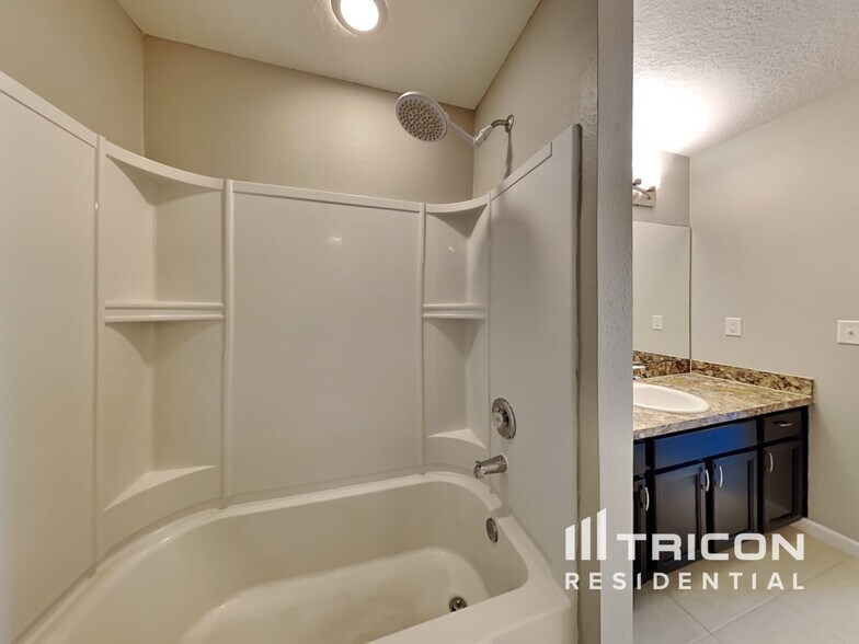 Building Photo - 3213 Hidden Meadows Ct