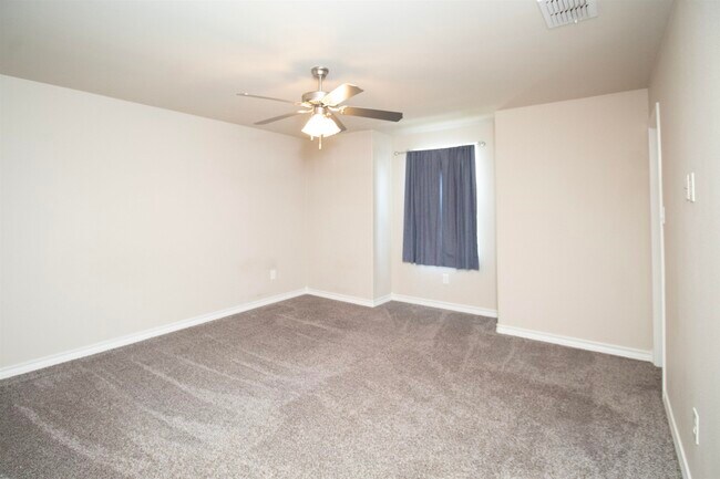 Building Photo - 218 John Irving Dr