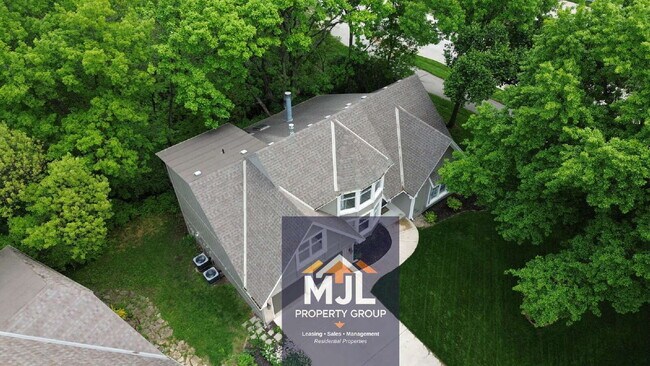Building Photo - Executive 5 BR Cul-de-Saq Home In Blue Valley Schools | Private Wooded View | Finished Walkout Ba...