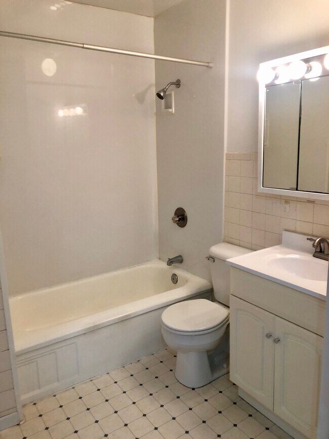 Building Photo - Quaint, cozy north side single family home!