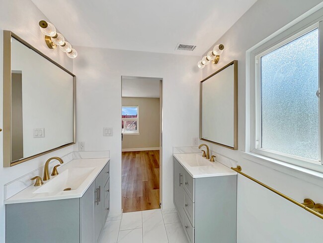 Building Photo - Beautiful 4BD/2BA House in La Mesa w/ W/D,...