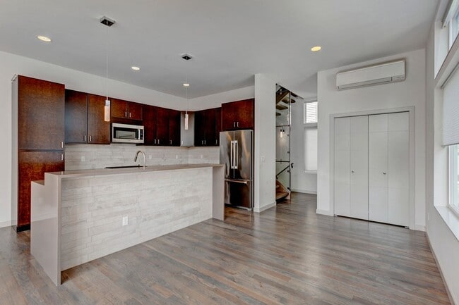 Building Photo - 3bd/3.5ba Seattle Townhome