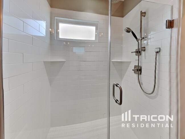 Building Photo - 1200 Hillwood Private Cove