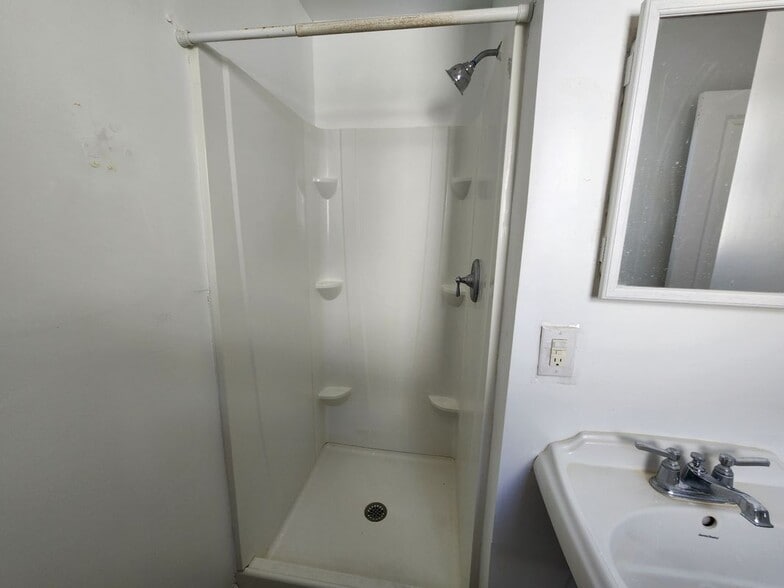 Building Photo - 106-108 North Dudley Avenue, 1st Floor