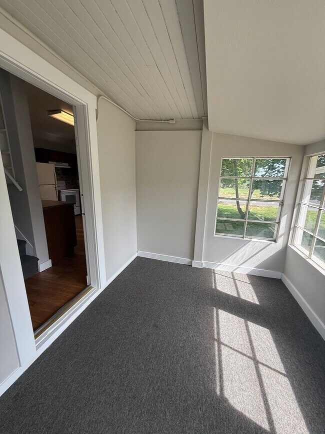 Building Photo - Large 4 Bed House with Fenced Yard