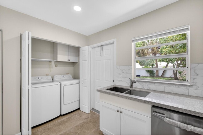 Building Photo - 9484 Sun Ct