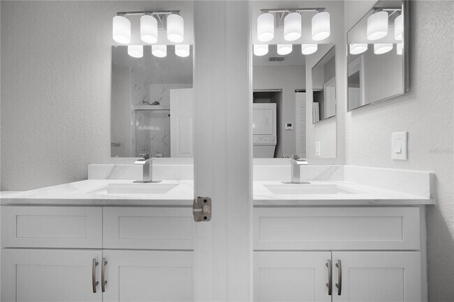 Building Photo - 4007 Venetian Bay Dr