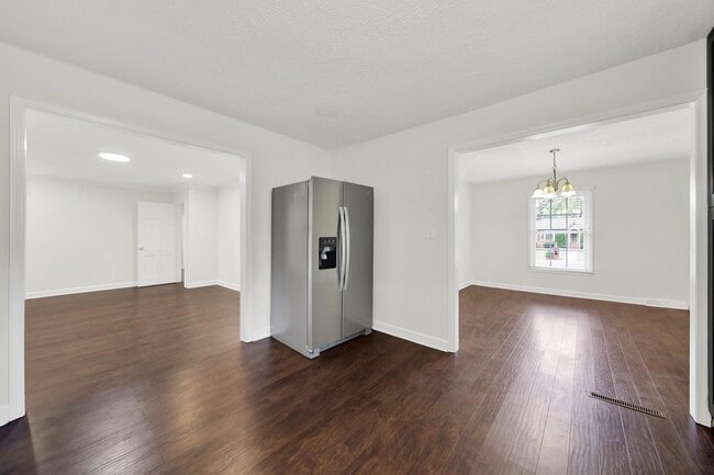 Building Photo - Beautifully Renovated Three Bed Two Bath R...