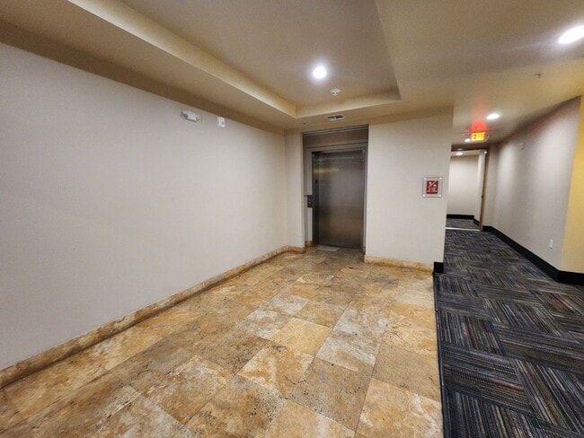 Building Photo - Great Park Ave Condo Unit!