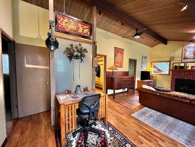 Building Photo - Well Maintained, Cozy, Furnished, Hansville Home on 3/4 Acre Lot!