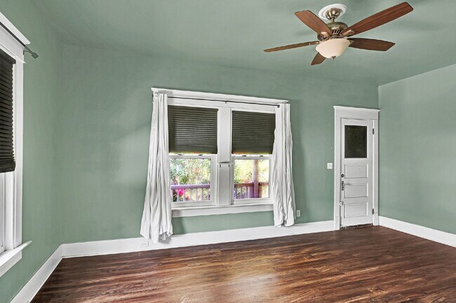 Building Photo - 4 bedroom 3 bath Springfield home