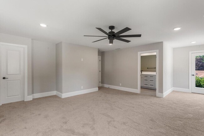 Building Photo - Four bedroom executive rental available now in Champaign's sought after Devonshire neighborhood!