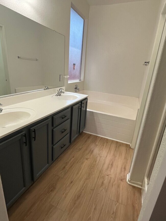 Building Photo - 3 bedroom 2 bath home with large yard available in Adelanto!