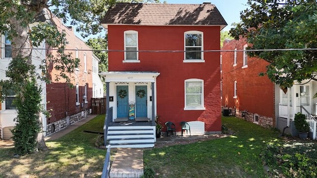 Duplex offers separate entrances. This is the first floor - 6919 Bruno Ave