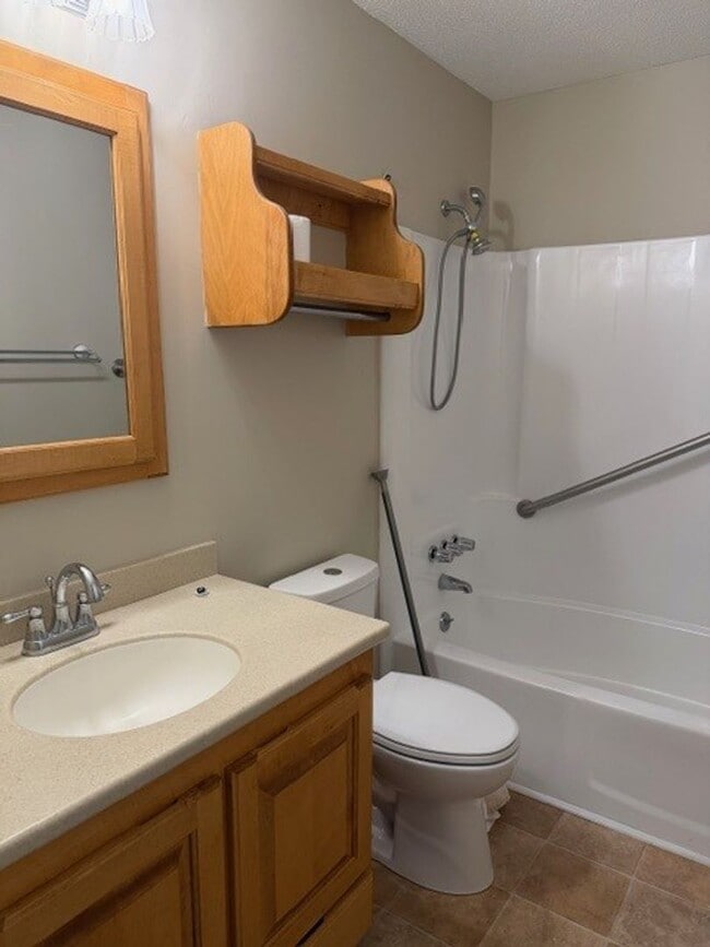 Building Photo - 3 Bedroom/2 Bathroom - Close to SJAFB, Shopping, Restaurants!