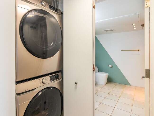 Building Photo - Top Floor 1 Bedroom Loft in Los Angeles