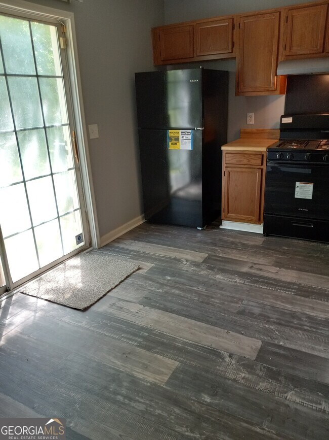 Building Photo - 2036 Charter Manor