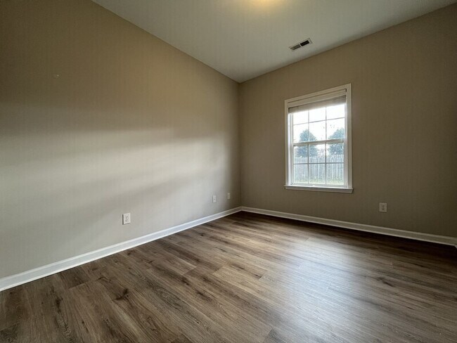 Building Photo - 2004 Helleri Dr