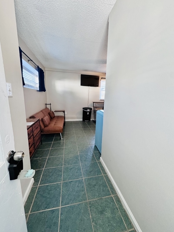 Building Photo - 1105 W Rock Spring Rd