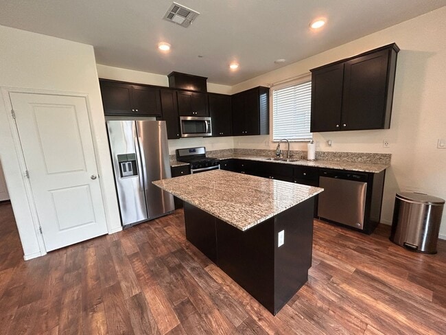Building Photo - Don't miss this out 3 bedroom 2 bath with solar in Hanford!