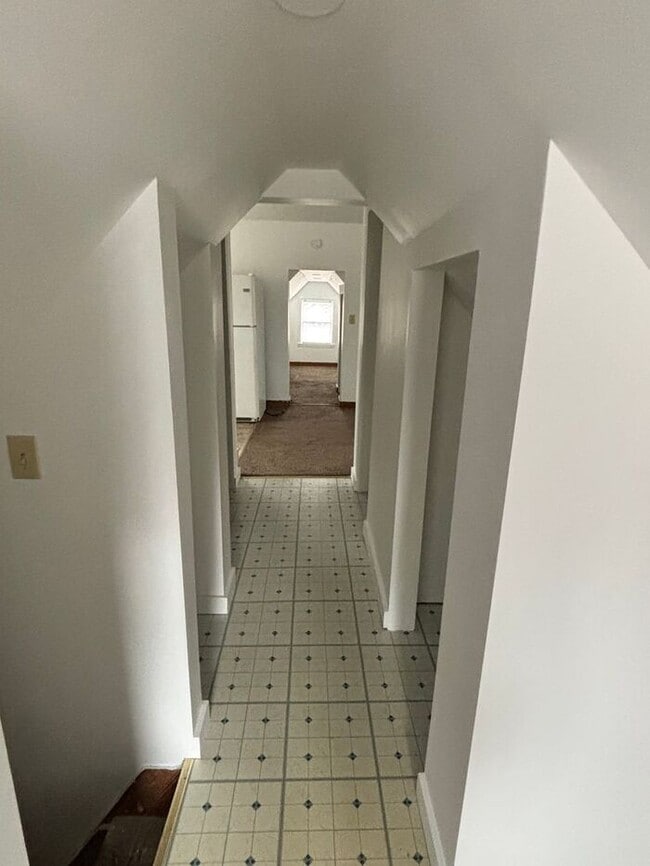 Building Photo - 2 BR Upstairs Apartment