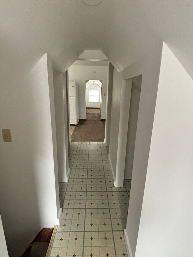 Building Photo - Half Off Your Deposit !!!