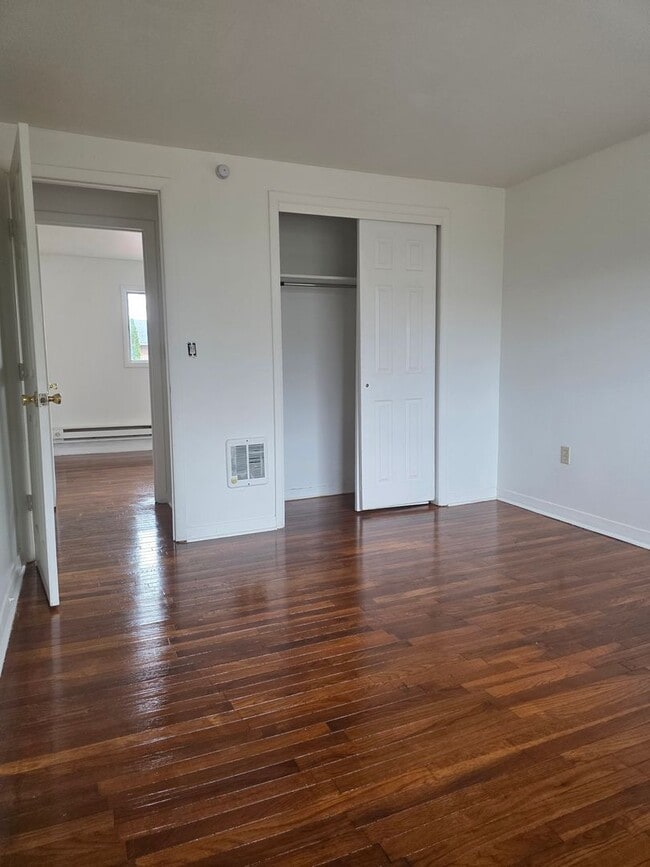 Building Photo - 2-bedroom upper